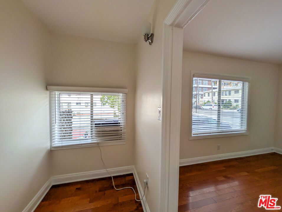 5942 Carlton Way Property Photo 15