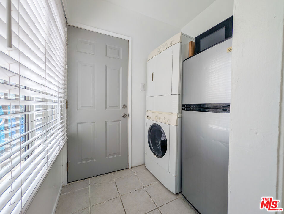 5942 Carlton Way Property Photo 22