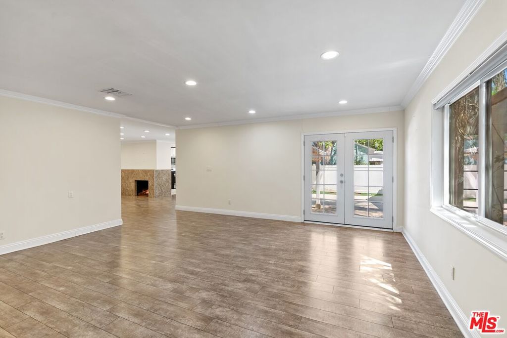 19408 Calvert Street Property Photo 6