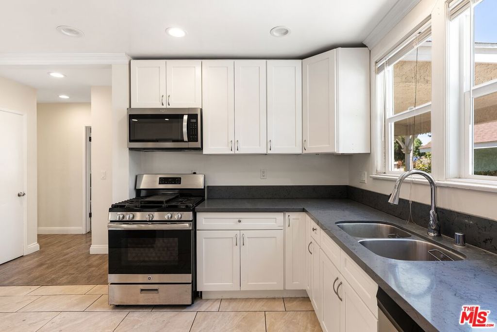 19408 Calvert Street Property Photo 10