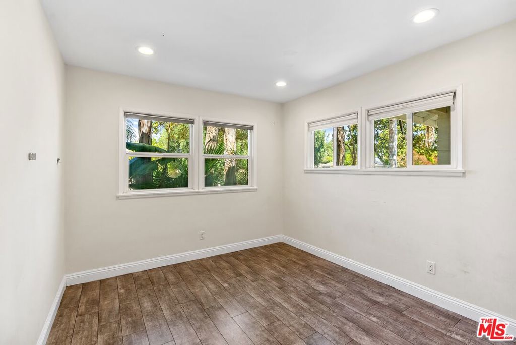 19408 Calvert Street Property Photo 15