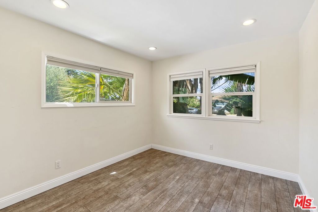 19408 Calvert Street Property Photo 21