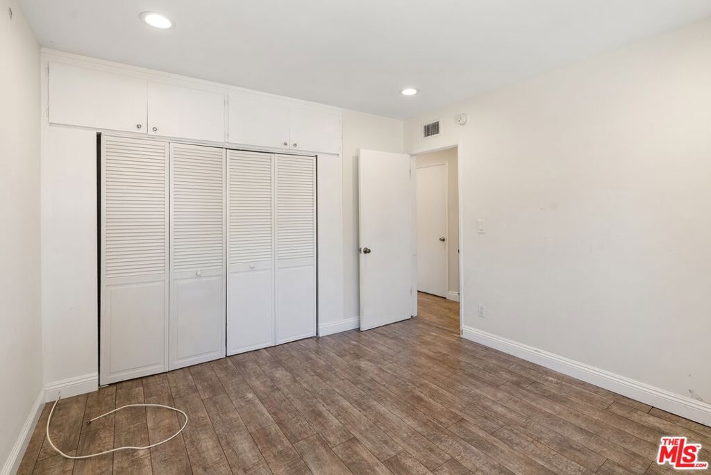 19408 Calvert Street Property Photo 22