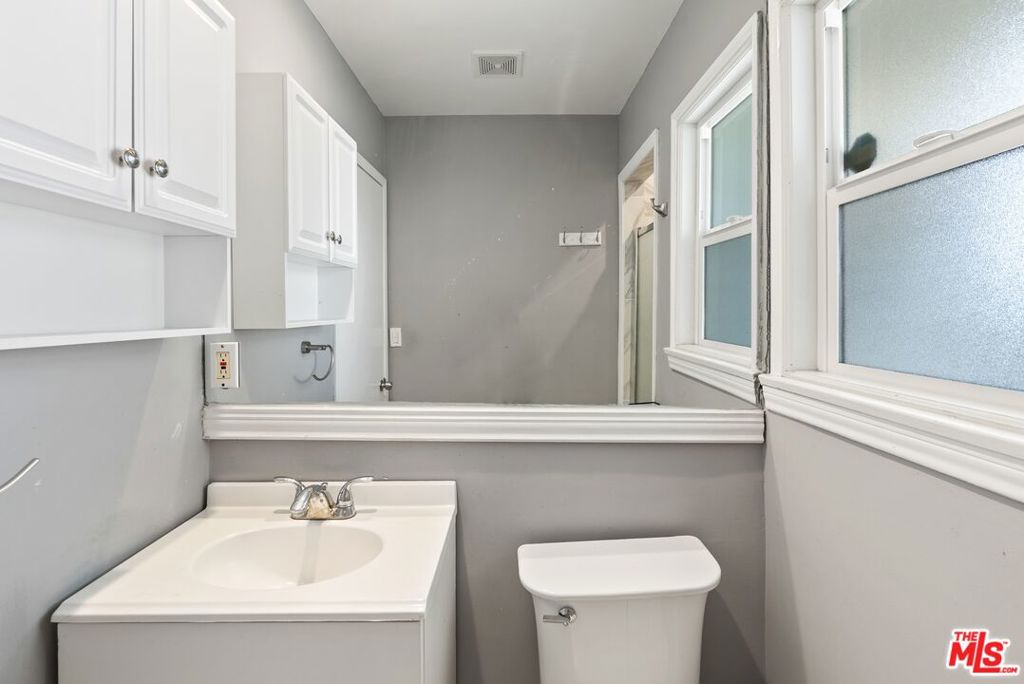 19408 Calvert Street Property Photo 23