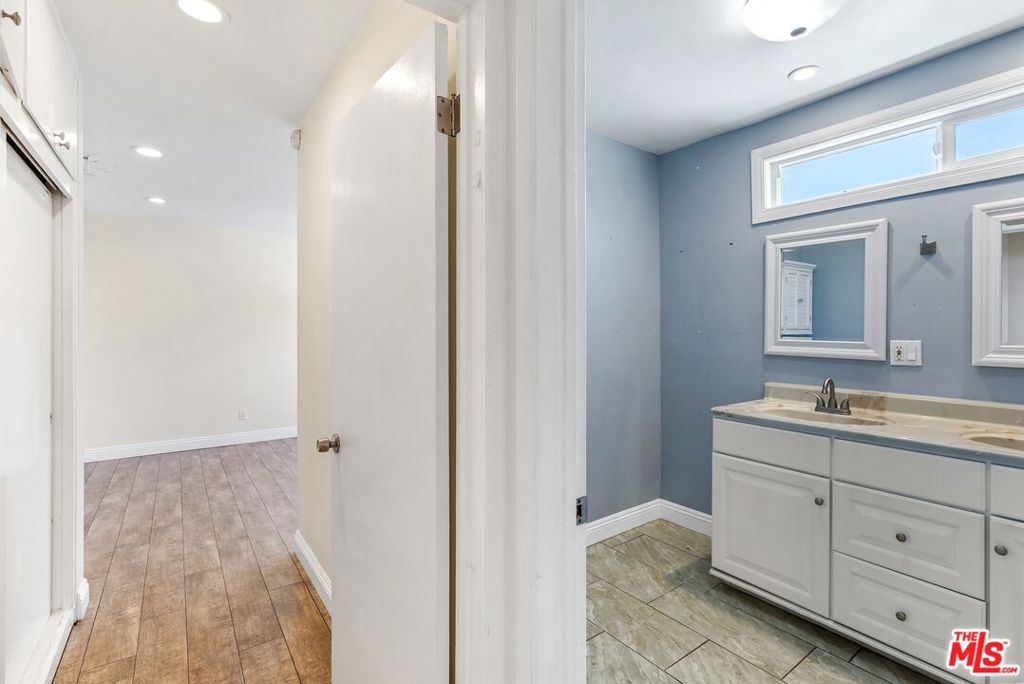 19408 Calvert Street Property Photo 28
