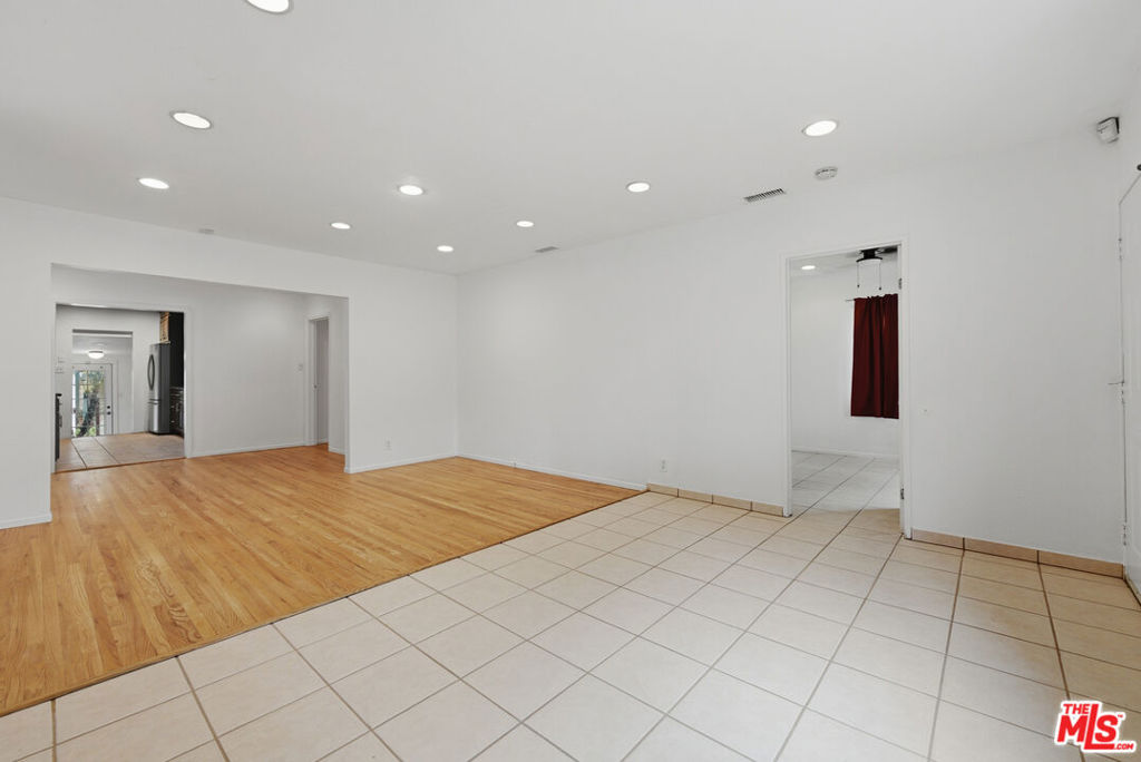6229 Canobie Avenue Property Photo 13