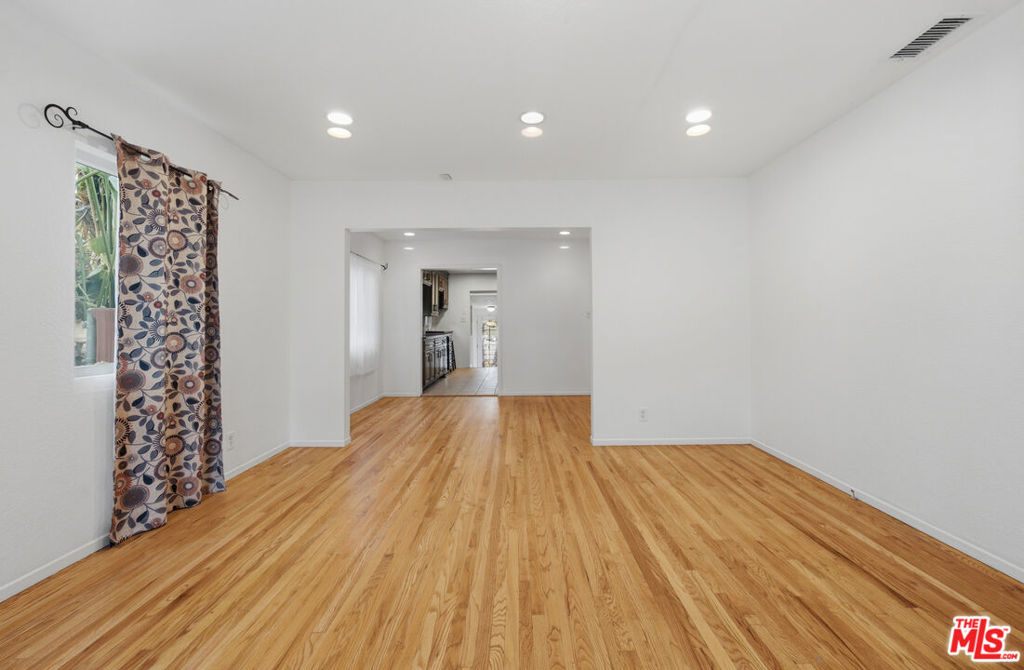 6229 Canobie Avenue Property Photo 15