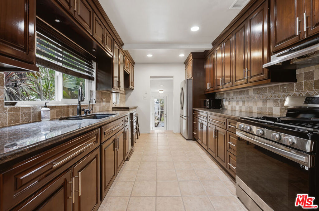 6229 Canobie Avenue Property Photo 24