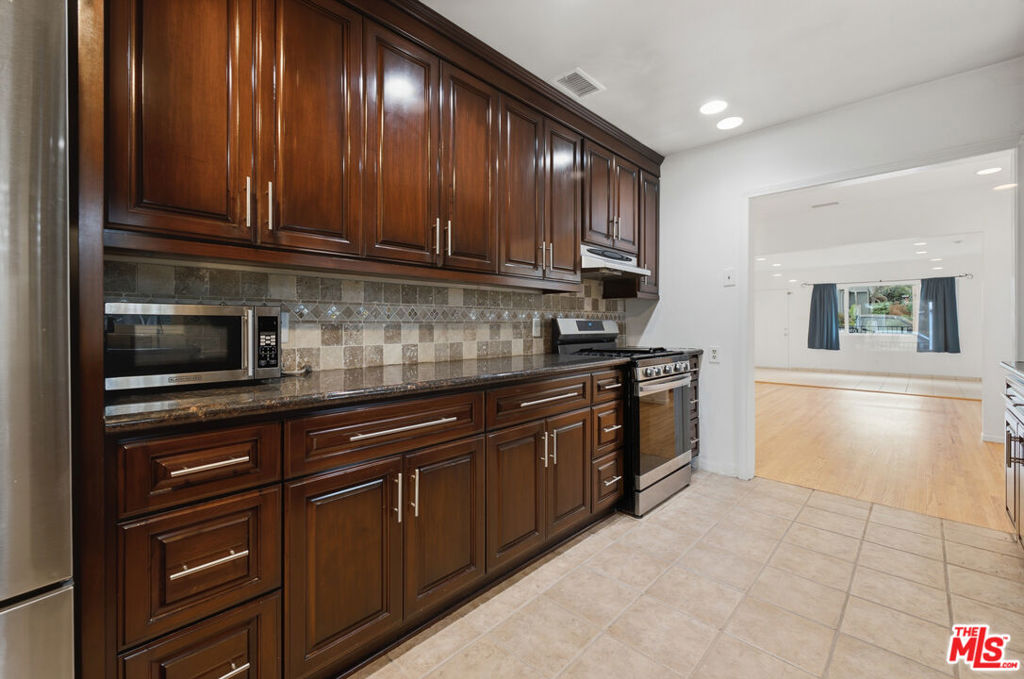 6229 Canobie Avenue Property Photo 27