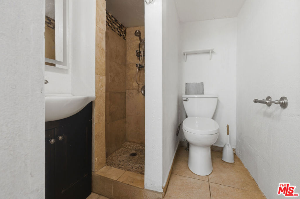 6229 Canobie Avenue Property Photo 51