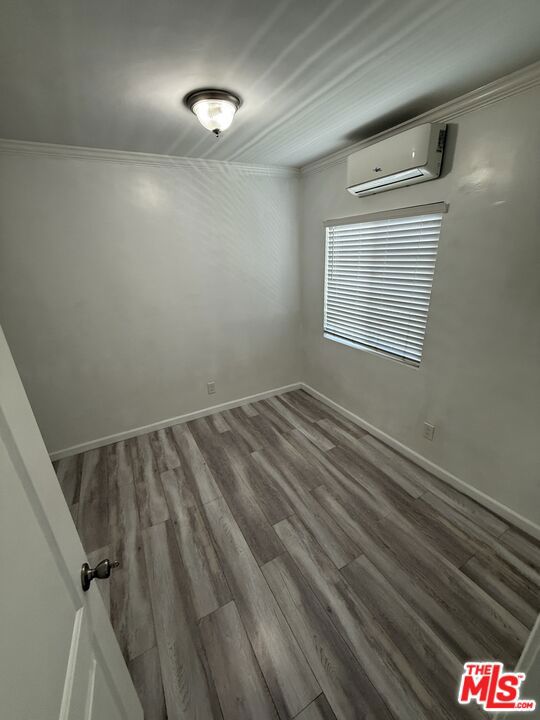 2922 S Budlong Avenue 9 Property Photo 6