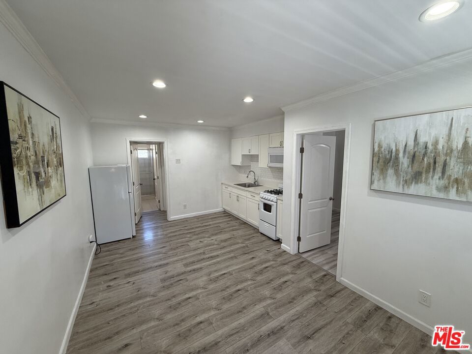 2922 S Budlong Avenue 9 Property Photo 7