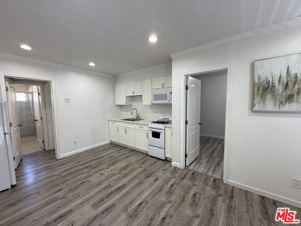 2922 S Budlong Avenue 7 Property Photo 2