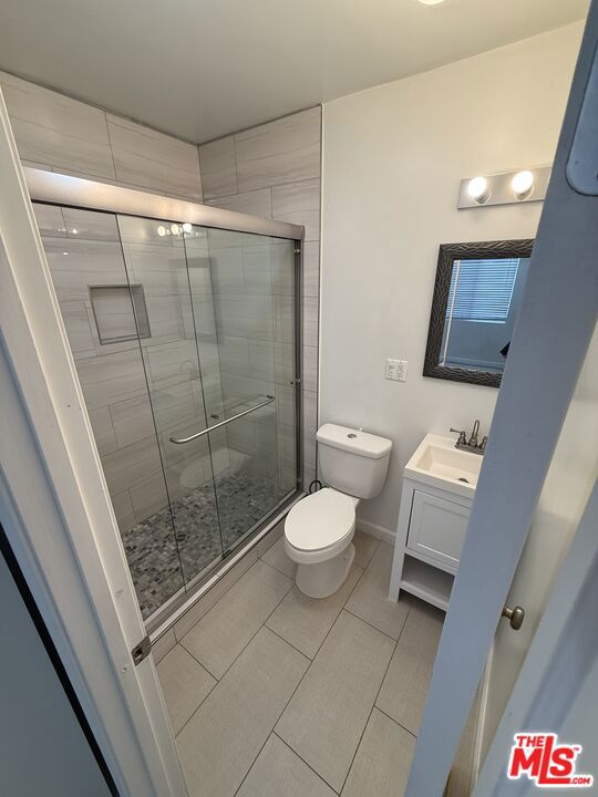 2922 S Budlong Avenue 7 Property Photo 3