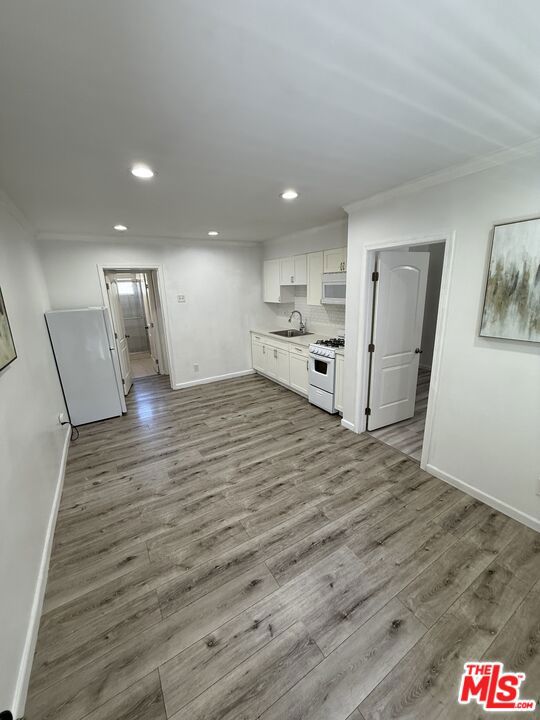 2922 S Budlong Avenue 7 Property Photo 8