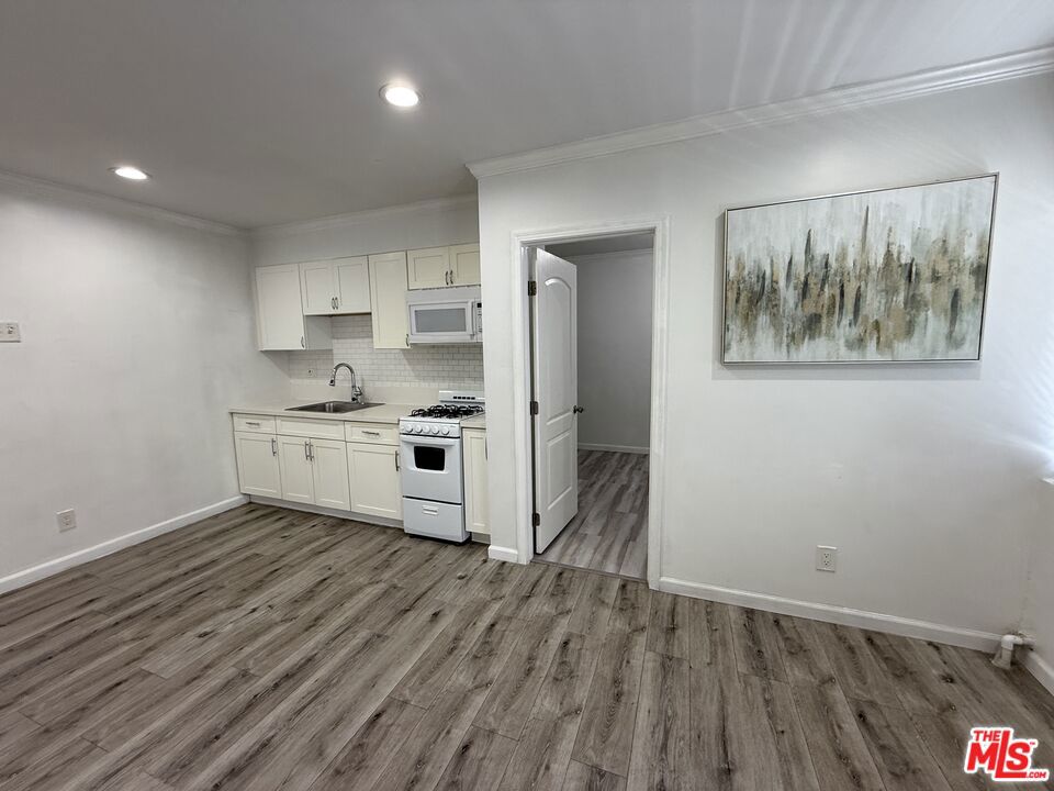 2922 S Budlong Avenue 7 Property Photo 9