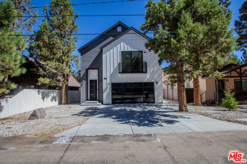 305 E Angeles Boulevard Property Photo 2