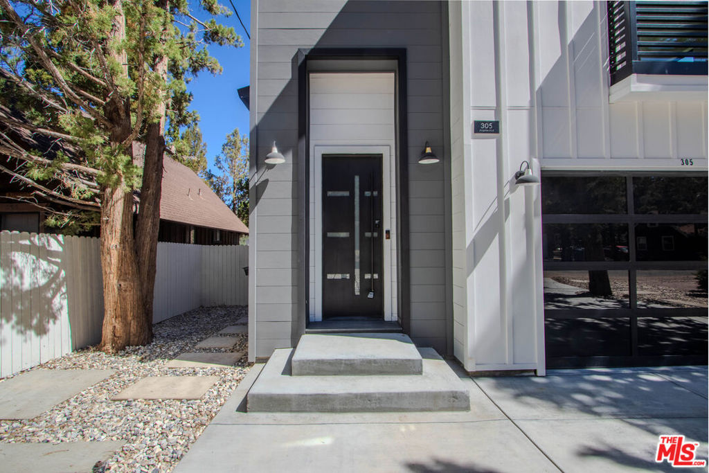 305 E Angeles Boulevard Property Photo 4