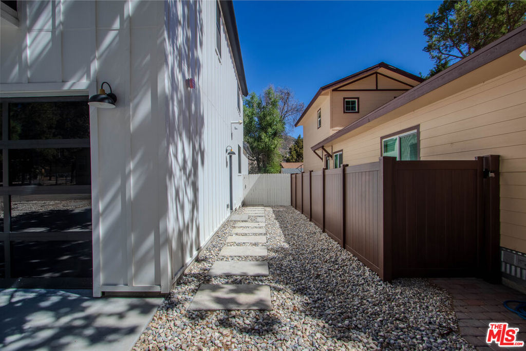 305 E Angeles Boulevard Property Photo 5