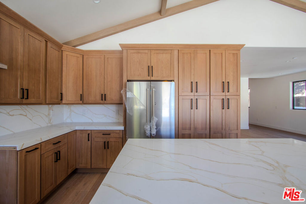 305 E Angeles Boulevard Property Photo 6