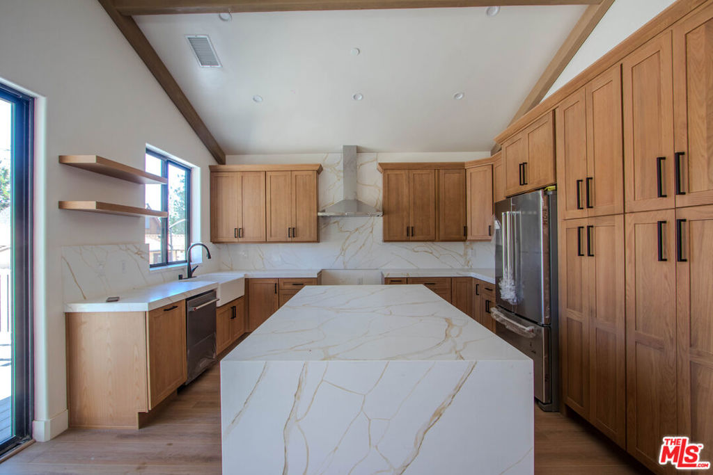 305 E Angeles Boulevard Property Photo 7