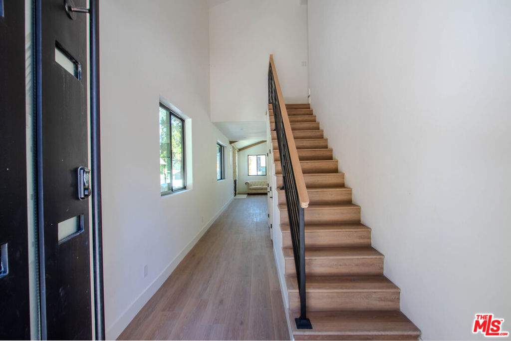 305 E Angeles Boulevard Property Photo 10