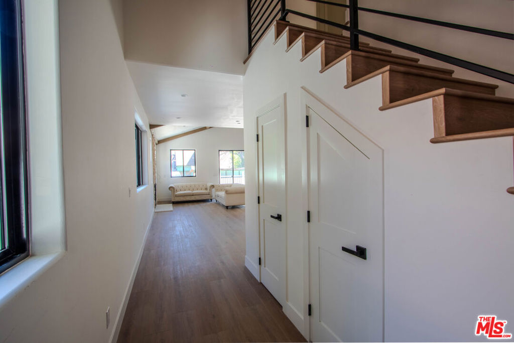 305 E Angeles Boulevard Property Photo 11