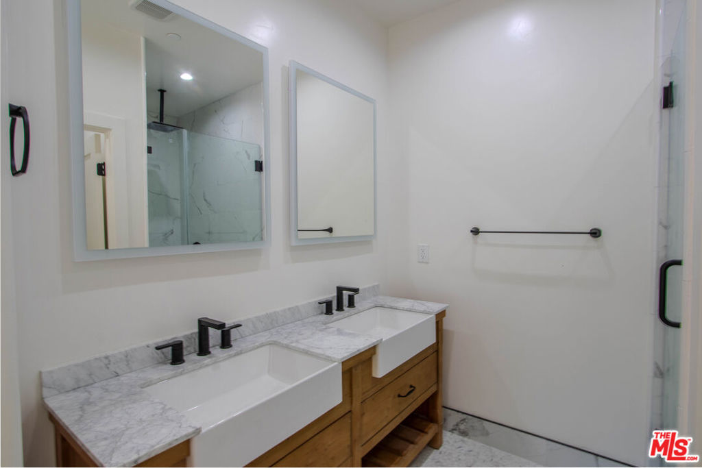305 E Angeles Boulevard Property Photo 14
