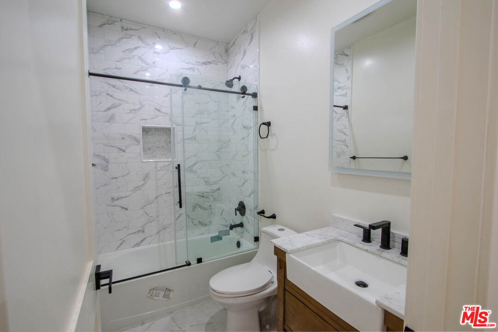 305 E Angeles Boulevard Property Photo 19