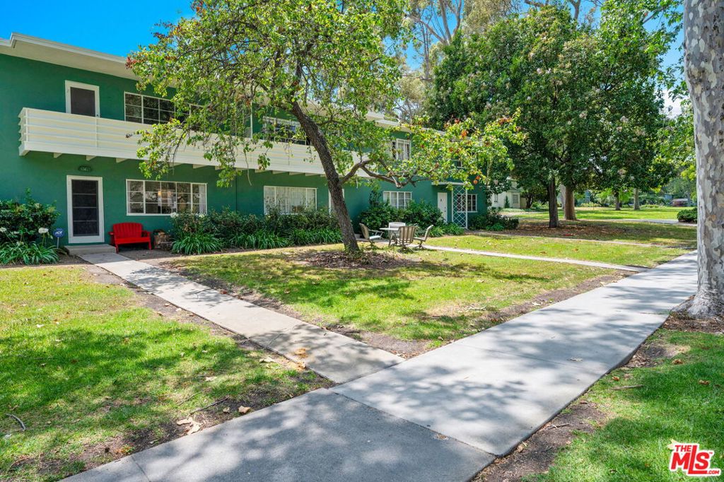 5226 Village Green Property Photo 27