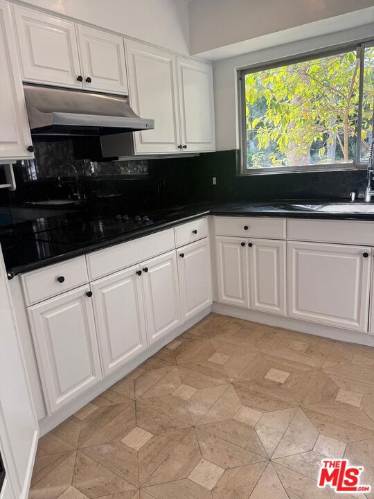 223 S Lasky Drive Property Photo 11