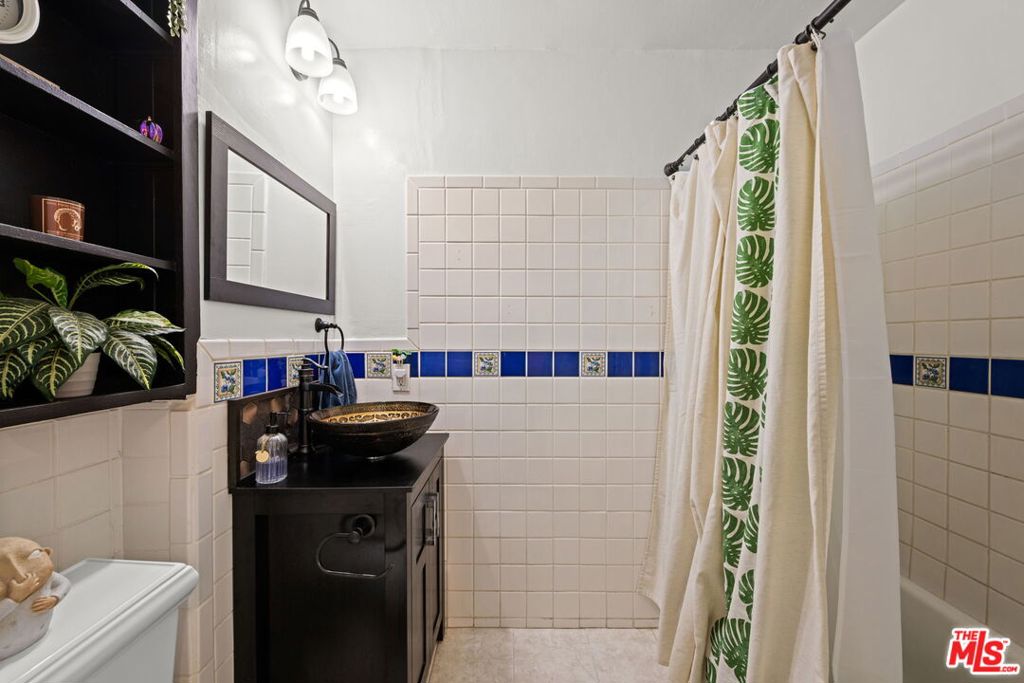 11143 Califa Street Property Photo 7