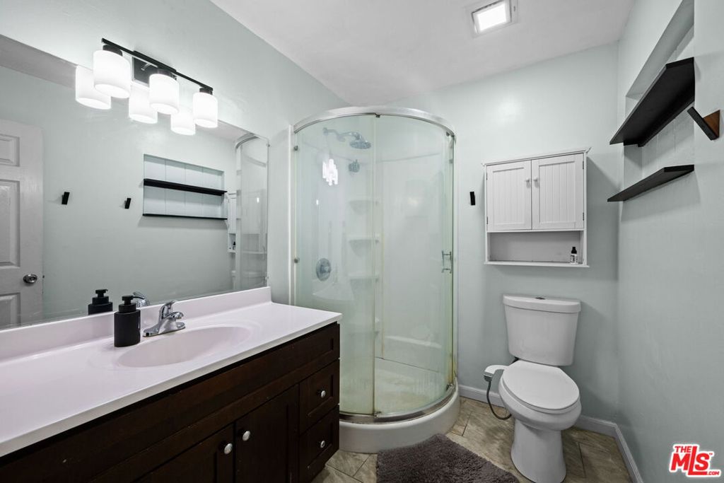 11143 Califa Street Property Photo 9