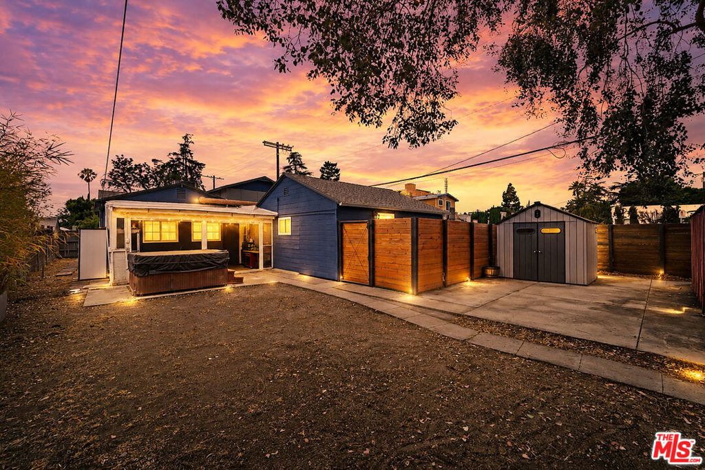 11143 Califa Street Property Photo 10