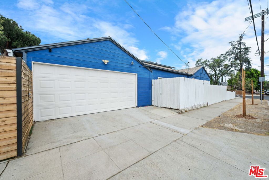 11143 Califa Street Property Photo 14