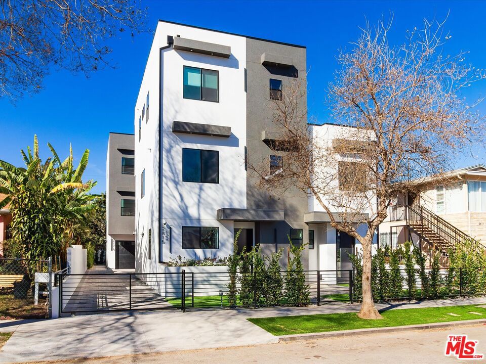 2817 S Redondo Boulevard Property Photo 2