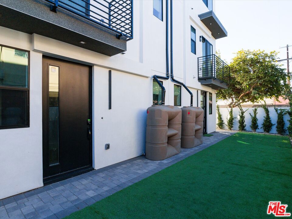 2817 S Redondo Boulevard Property Photo 3