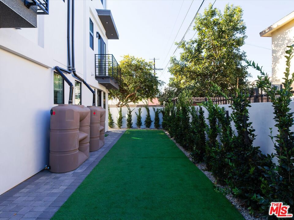 2817 S Redondo Boulevard Property Photo 4