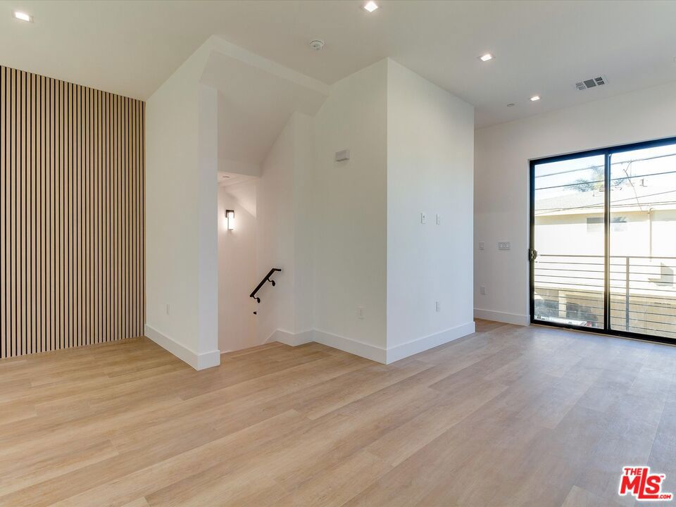 2817 S Redondo Boulevard Property Photo 5
