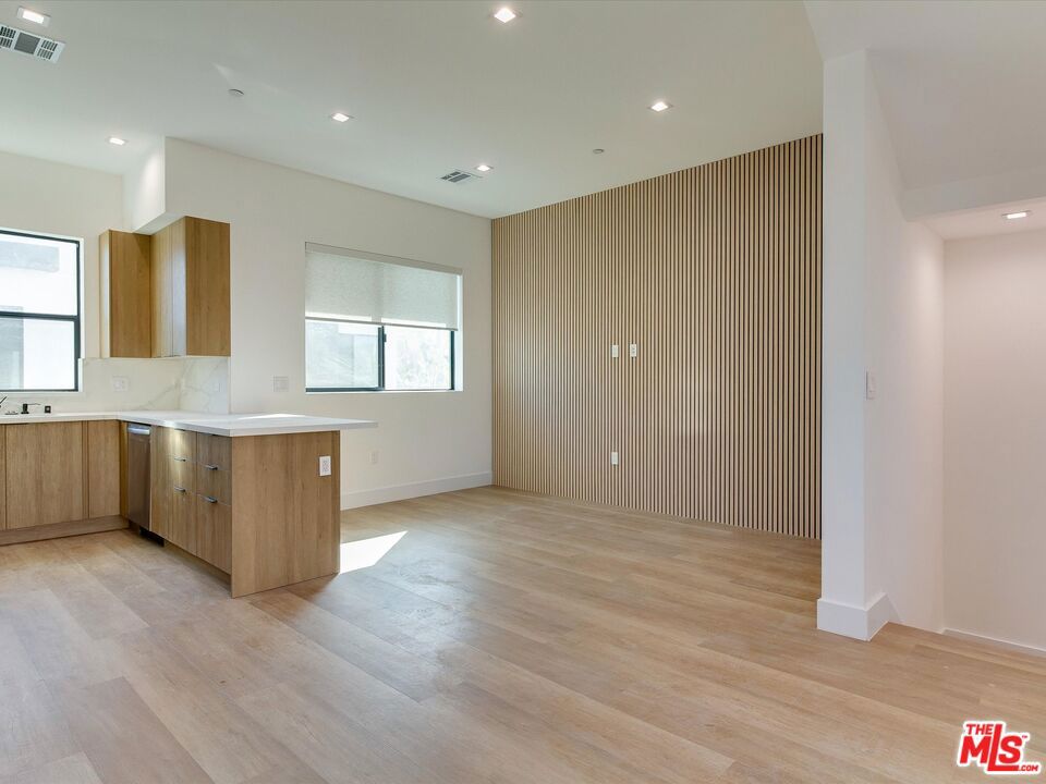 2817 S Redondo Boulevard Property Photo 6