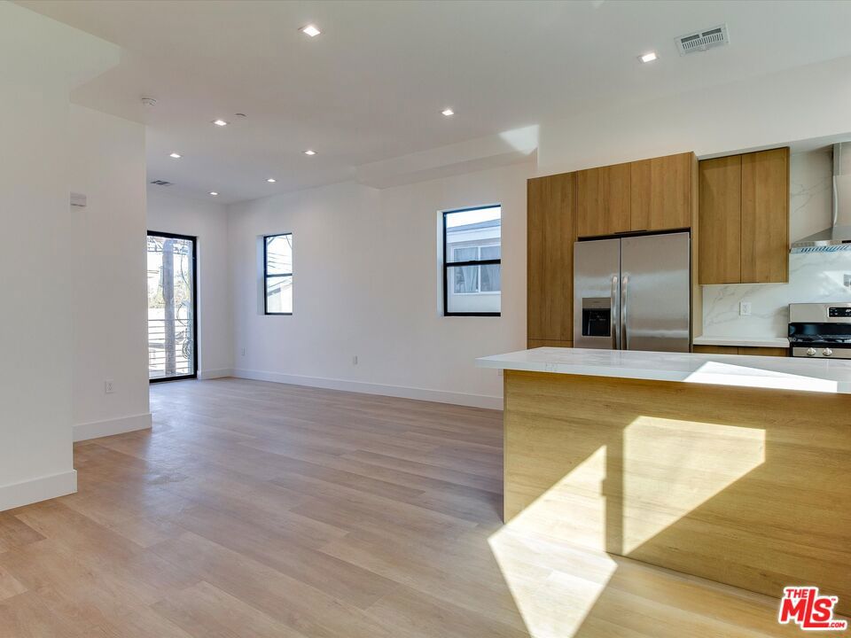 2817 S Redondo Boulevard Property Photo 10