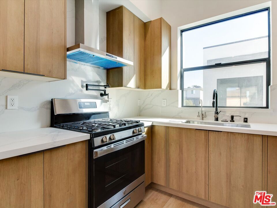 2817 S Redondo Boulevard Property Photo 11