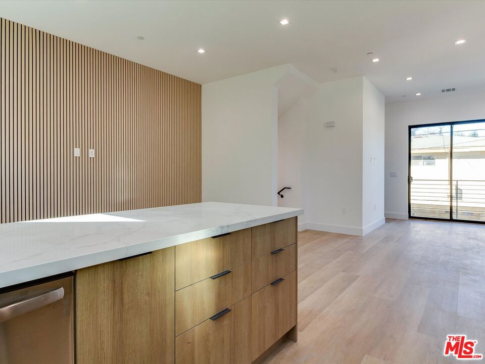 2817 S Redondo Boulevard Property Photo 12