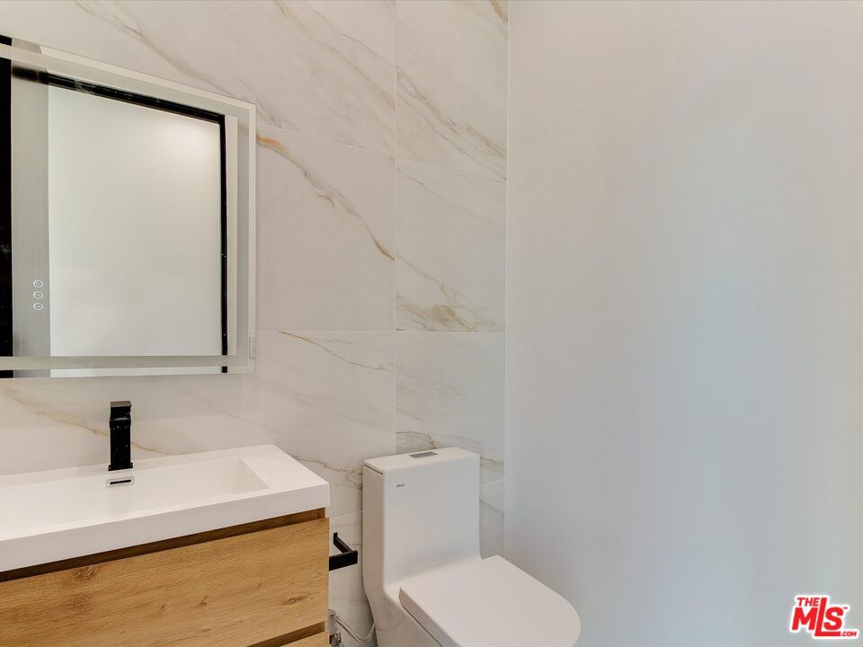 2817 S Redondo Boulevard Property Photo 14