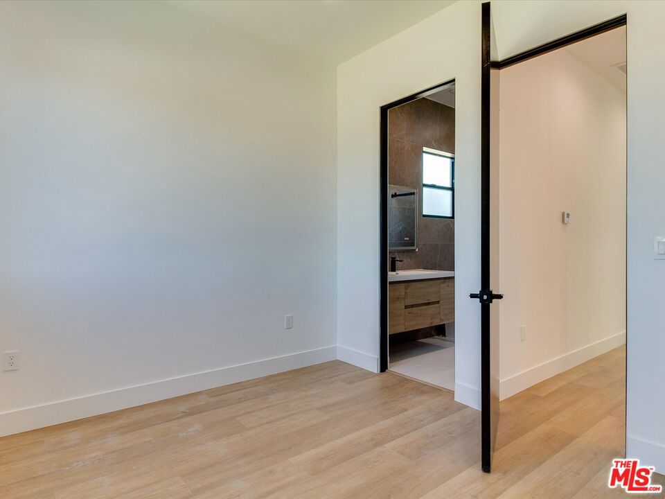 2817 S Redondo Boulevard Property Photo 16