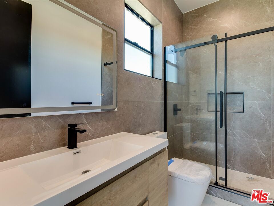 2817 S Redondo Boulevard Property Photo 19