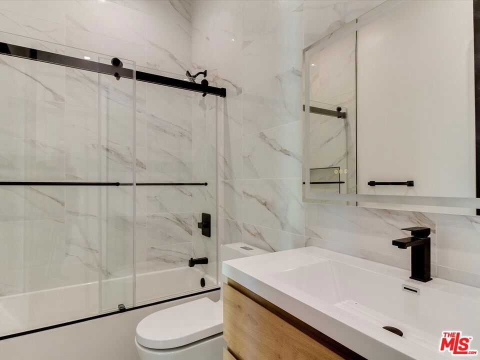 2817 S Redondo Boulevard Property Photo 26