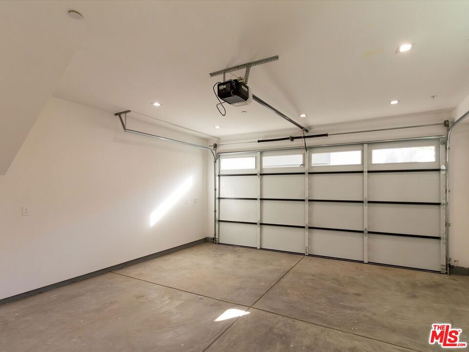 2817 S Redondo Boulevard Property Photo 27