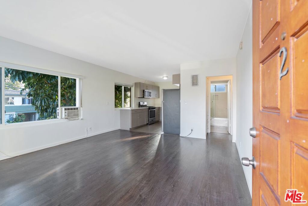 1301 S Saltair Avenue 2 Property Photo 3