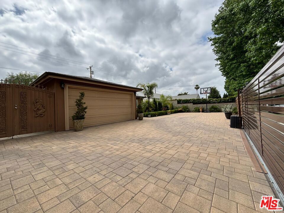 6550 Van Noord Avenue Property Photo 4